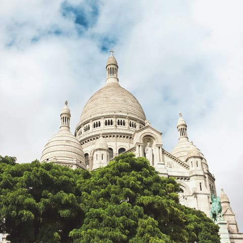 Wander through nearby Montmartre towards Sacré-Cœur