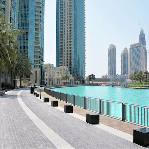 Head over to the nearby Dubai Marina for a waterside stroll