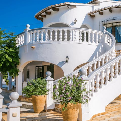 Fall in love at first sight with this traditional villa's curved architecture