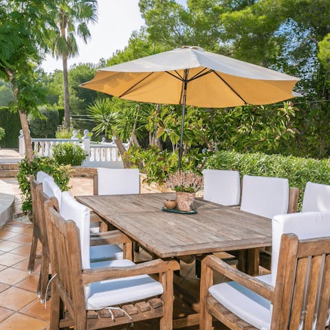 Prepare seafood paella in the outdoor kitchen and share your feast around the alfresco dining table