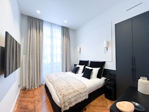 Champs-Élysées Luxury image 5