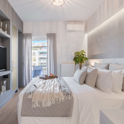 Wake up in the luxuriously-dressed bedroom feeling rested and ready for another day of Athens sightseeing