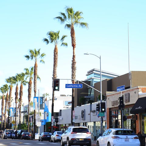 Stay just a three-minute walk from the incredible restaurants and boutiques of Abbot Kinney Boulevard