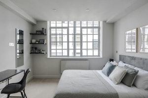 Gentleman's Comfort image 12