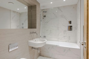Gentleman's Comfort image 11