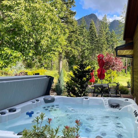 Take in the stunning mountainous views from the jacuzzi hot tub 