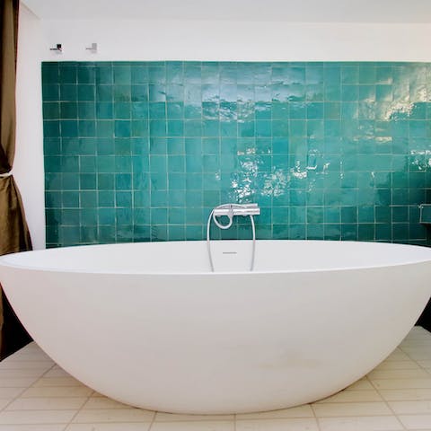 Have a relaxing soak in the egg-shaped bath after exploring the Eternal City