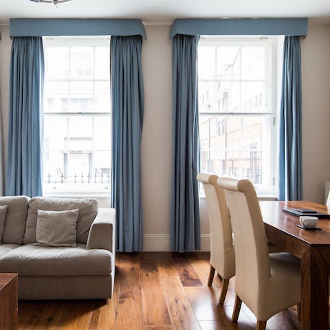 Relax in the bright living space with large sash windows and oak details 