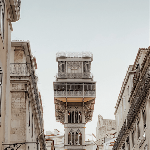 Zoom to the top of the Santa Justa – it’s just along the street