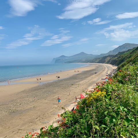 Enjoy beach days at Traeth Marfa Nefyn – only a nineteen-minute walk away