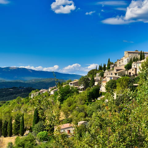 Discover the Luberon from your rural location