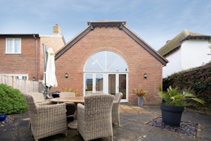 Arch & Courtyard image 5