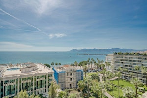 Blue Sky Horizon image 6