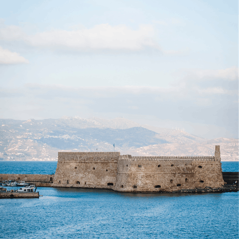 Discover the rich history of Heraklion and its famous Venetian Port