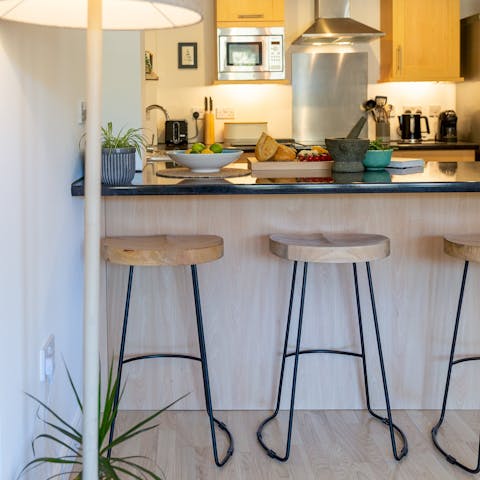 Keep the chef company thanks to an open-plan kitchen