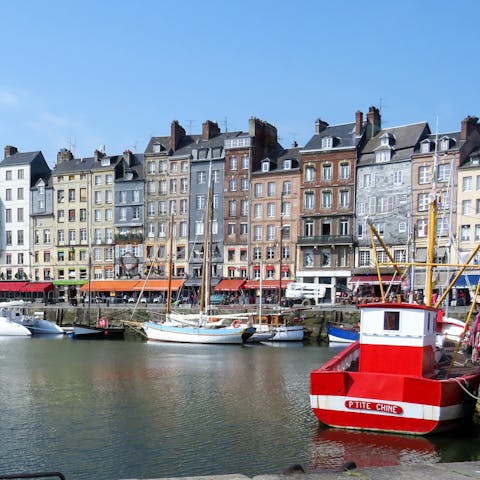 Stay just a seventeen-minute drive away from Honfleur