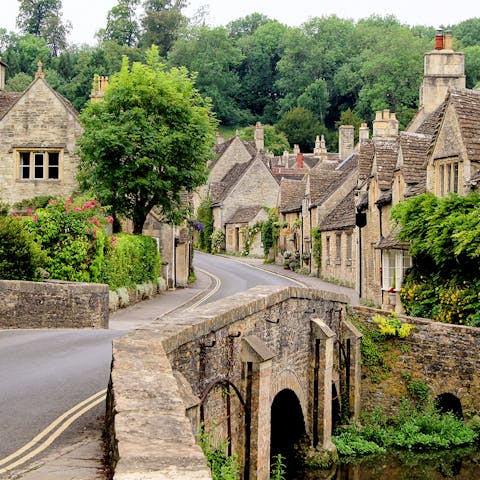 Reach the idyllic village of Stow-on-the-Wold in ten minutes by car