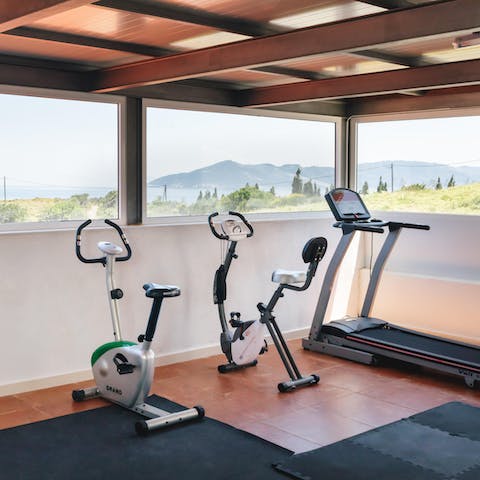 Stay motivated in the commual gym thanks to spectacular scenery