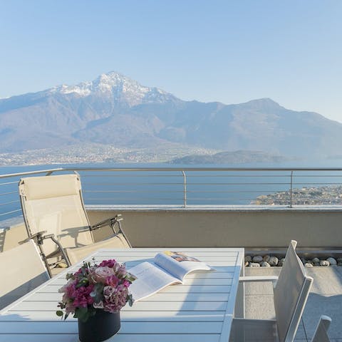 Spend the last sunlight hours relaxing on the balcony with stunning mountain views