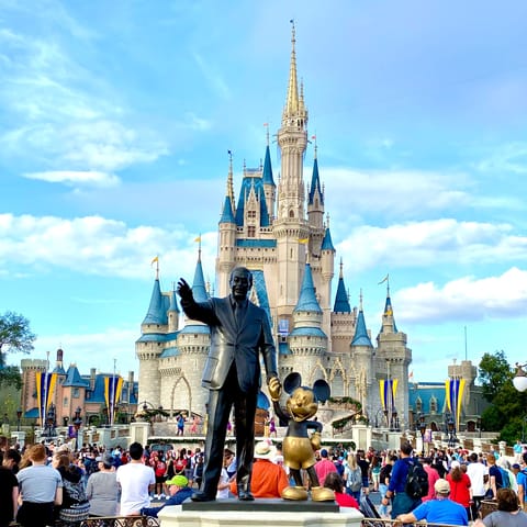 Drive seven minutes to Disney World – Universal is close too