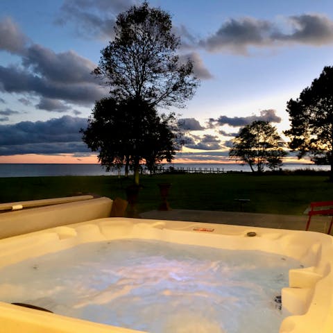 Catch the spectacular sunset from the comfort of the hot tub