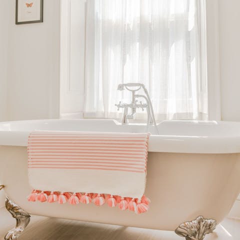 Close your eyes and forget your cares in one of the rolltop bathtubs