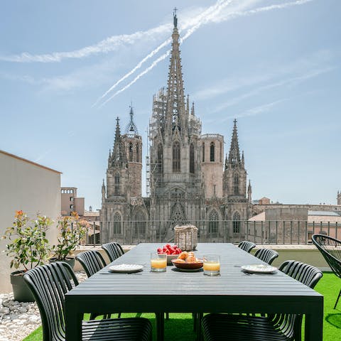 Make every meal an exceptional, alfresco experience as you admire the Cathedral from the table