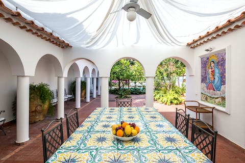 Dine alfresco in the courtyard – shop for fresh local seafood in the market