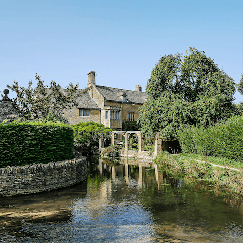 Stroll to the Old Mill of Bourton-on-the-Water in eighteen minutes