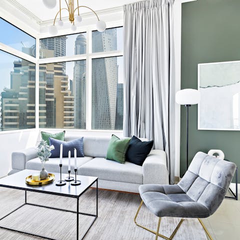 Read or relax on the sofa in the light-filled living room and enjoy stunning skyscraper views