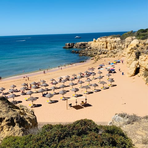 Stay just 500 metres away from the sandy beach of Praia Castelo 