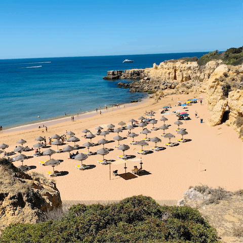 Stay just 500 metres away from the sandy beach of Praia Castelo 