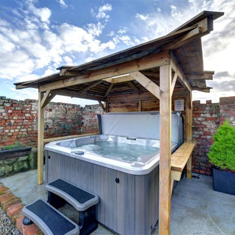 Spend evenings relaxing in the shared hot tub, a glass of bubbly in hand