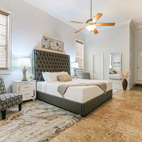 Wake up in the elegant main bedroom feeling rested and ready for another day of New Orleans sightseeing