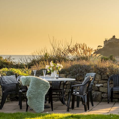 Experience a dreamy alfresco dining setting