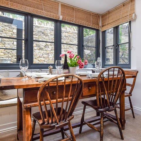 Dine in the cosy breakfast nook