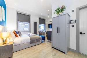 Earl's Court Breeze image 2