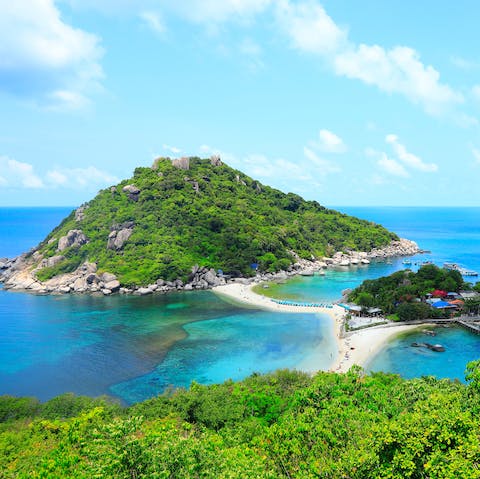 Discover the pristine beaches and beautiful temples of Koh Samui