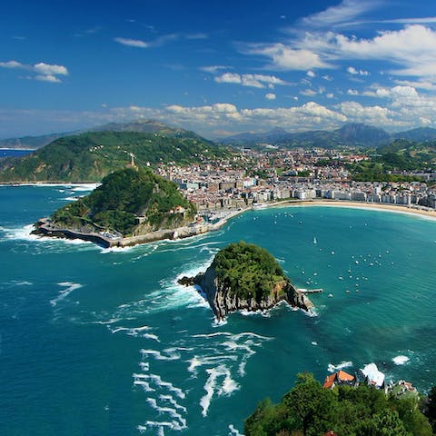 Explore San Sebastián's array of bars, restaurants and beaches on foot from the central spot in Old Town