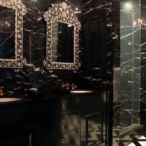 Get all dressed up in the sparkling black marble bathroom 