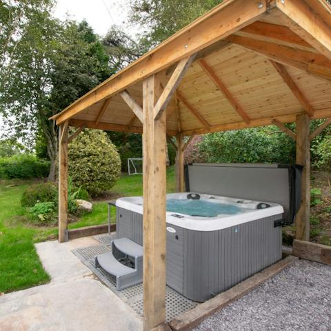 Wind down in the outdoor jacuzzi with a glass of fizz