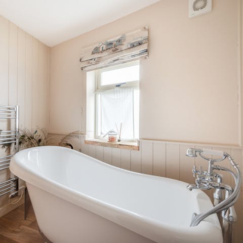 End the day with a hot bath in the slipper-shaped tub