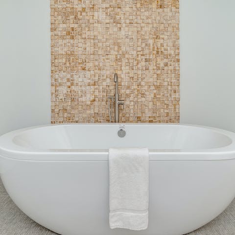 Run a luxurious bubble bath and sit back in this freestanding tub