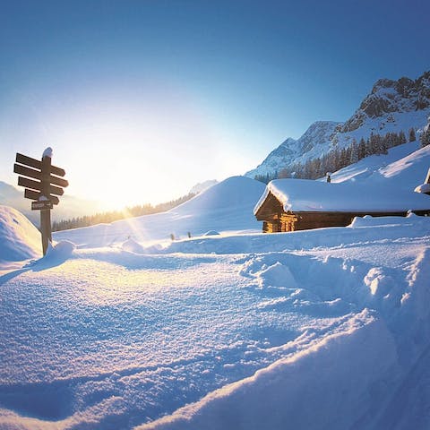 Stay just 600 metres away from the ski lifts in the mountain resort town of Mühlbach 