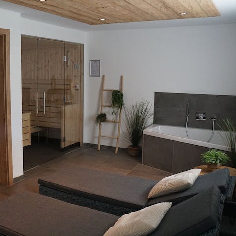 Unwind in the chalet's spa area equipped with a sauna and bathtub 