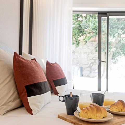 Wake up to sunshine flooding through the windows and enjoy breakfast in bed