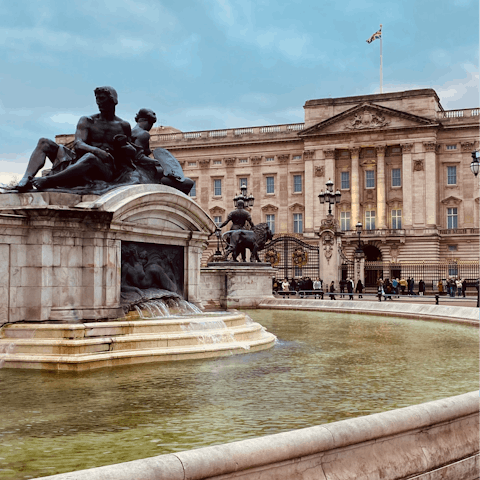 Walk twelve minutes to Buckingham Palace 