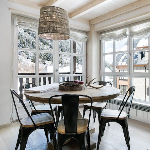 Enjoy relaxed dinners at home around the table, looking out at the view and playing cards
