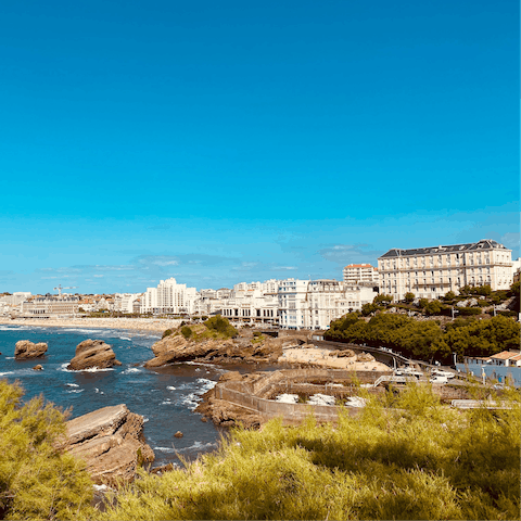Walk to la Grande Plage and the fishing port in just ten minutes 