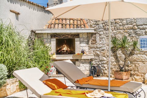 Enjoy a gradele lunch – the traditionally Croatian way of grilling fish over an open fire